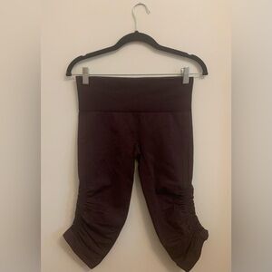 SZ 6 Lululemon Wunder Under 
Capri Length 
Plum